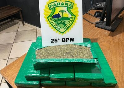 Oito tabletes foram localizados nas imedia&ccedil;&otilde;es de um campo de futebol, entre os bairros Dom Pedro I e Dom Pedro II