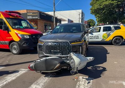 Populares informaram que, com a for&ccedil;a da batida, o capacete chegou a se desprender de sua cabe&ccedil;a. Ela foi encaminhada ao Pronto Atendimento