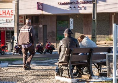 Tamb&eacute;m &eacute; recomendado usar roupas adequadas, manter boa alimenta&ccedil;&atilde;o e hidrata&ccedil;&atilde;o, priorizar bebidas quentes e refei&ccedil;&otilde;es como sopas e caldos