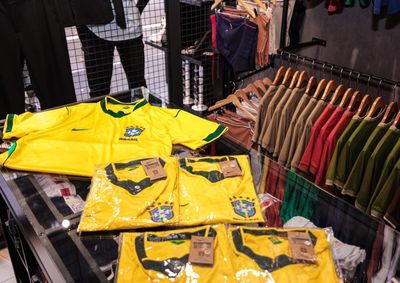 Lojas da cidade celebram o esvaziamento dos estoques de camisetas e acess&oacute;rios para a Sele&ccedil;&atilde;o Brasileira
