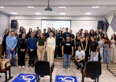 Palestra reuniu acad&ecirc;micos, egressos e profissionais da regi&atilde;o para discutir o papel do farmac&ecirc;utico no acompanhamento durante o climat&eacute;rio