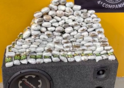 Abordagem com apoio de c&atilde;o farejador localizou droga escondida em caixa de som no porta-malas de um ve&iacute;culo Gol