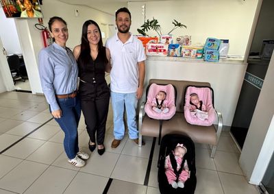 A&ccedil;&atilde;o solid&aacute;ria apoia pais de primeira viagem que cuidam das tr&ecirc;s beb&ecirc;s de quatro meses com apenas uma fonte de renda familiar