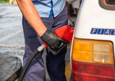 Pesquisa mensal indica queda expressiva de 13,1% no pre&ccedil;o do diesel e de 10,1% no &aacute;lcool; g&aacute;s de cozinha tamb&eacute;m registrou leve recuo