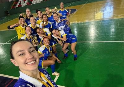 Com 100% de aproveitamento na fase regional, equipe garante vaga na macrorregional; v&ocirc;lei e basquete jogam o tudo ou nada no fim de semana