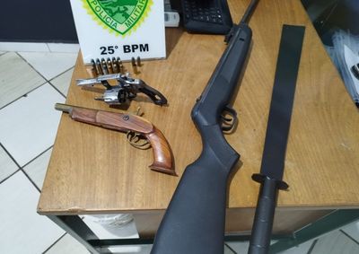 Idosas conseguiram fugir e pediram socorro aos vizinhos; al&eacute;m de rev&oacute;lver usado no atentado, a PM apreendeu espingarda, garrucha e at&eacute; uma espada