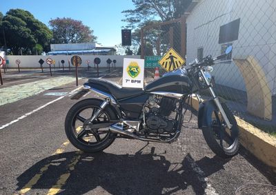 Diante das infra&ccedil;&otilde;es verificadas, foram lavrados os autos de infra&ccedil;&atilde;o pertinentes e a motocicleta foi recolhida ao p&aacute;tio conveniado