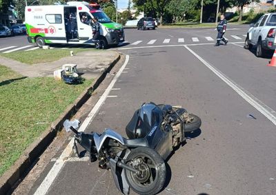 Acidente aconteceu na tarde desta ter&ccedil;a-feira (30), nas proximidades da Guarda Municipal; v&iacute;tima de 27 anos foi socorrida pelo Samu com ferimentos leves