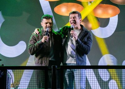 O friozinho registrado na noite desta quinta foi incapaz de impedir a presen&ccedil;a maci&ccedil;a dos f&atilde;s do sertanejo e pra&ccedil;a Santos Dumont ficou repleta