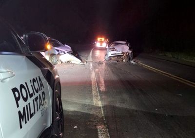 Segundo a Pol&iacute;cia Rodovi&aacute;ria, um Gol teria invadido a pista contr&aacute;ria e atingido ve&iacute;culo da frota da prefeitura de Cafezal do Sul