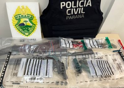 As equipes tamb&eacute;m apreenderam por&ccedil;&otilde;es de maconha, crack e coca&iacute;na, al&eacute;m de uma balan&ccedil;a de precis&atilde;o e aproximadamente R$ 2 mil em dinheiro