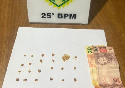 Durante a revista pessoal, foram localizados com o homem um inv&oacute;lucro contendo por&ccedil;&otilde;es de subst&acirc;ncia an&aacute;loga ao crack, al&eacute;m de dinheiro 
