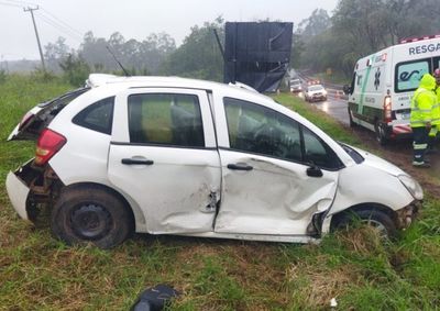 Motorista tentou desviar de carreta que vinha no sentido oposto, bateu em bitrem com adubo e acabou hospitalizado