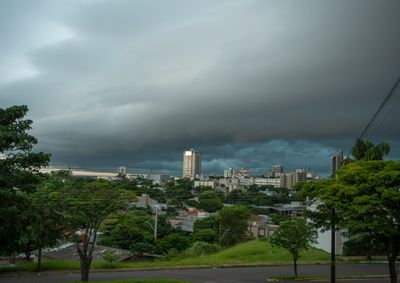 Instabilidade come&ccedil;ou na madrugada desta quarta-feira (10) e ter&aacute; o seu &aacute;pice na quinta; term&ocirc;metros registram pouca varia&ccedil;&atilde;o t&eacute;rmica e sensa&ccedil;&atilde;o de frio