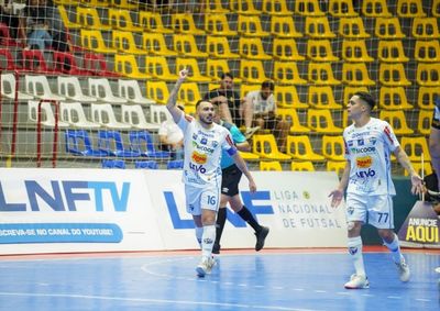 Com dois gols de L&eacute;o Brum, equipe paranaense conquista a terceira vit&oacute;ria seguida e sobe para o 9&ordm; lugar