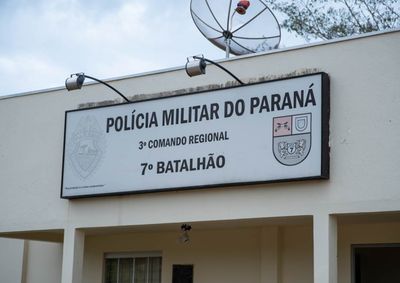 O homem de 35 anos foi agredido ap&oacute;s quatro indiv&iacute;duos invadirem resid&ecirc;ncia e tentarem lev&aacute;-lo &agrave; for&ccedil;a para interna&ccedil;&atilde;o em cl&iacute;nica
