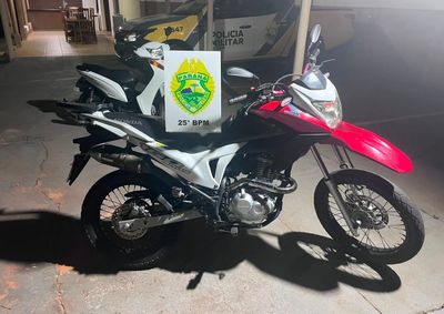 Em raz&atilde;o das irregularidades, da condu&ccedil;&atilde;o por menor de idade e das pend&ecirc;ncias do ve&iacute;culo, a motocicleta foi apreendida e encaminhada ao p&aacute;tio