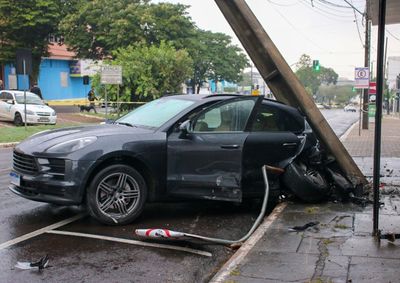 Acidente na avenida Apucarana danificou estrutura com transformador e empresa faz manobras na rede, refor&ccedil;ando que custo do dano &eacute; cobrado do causador