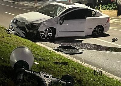 Acidente envolveu dois ve&iacute;culos no cruzamento das avenidas Paran&aacute; e Apucarana; estrutura p&uacute;blica de ilumina&ccedil;&atilde;o foi danificada