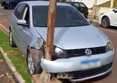 Policiais militares prestaram assist&ecirc;ncia &agrave; motorista, que ficou bastante nervosa ap&oacute;s a colis&atilde;o