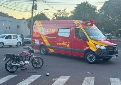 Uma motocicleta Honda Strada, ocupada por um casal, um homem de 49 anos e uma mulher de 44, trafegava pela via, ocorrendo a colis&atilde;o entre os ve&iacute;culos