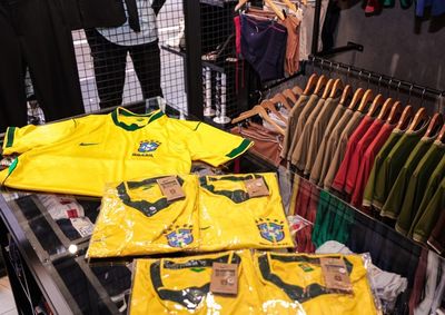 Al&eacute;m de artigos esportivos, vitrines destacam roupas t&iacute;picas de inverno