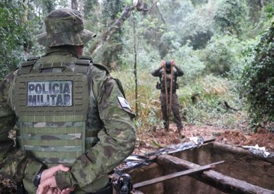 Opera&ccedil;&atilde;o foi acompanhada pela Pol&iacute;cia Ambiental e agentes do Instituto &Aacute;gua e Terra