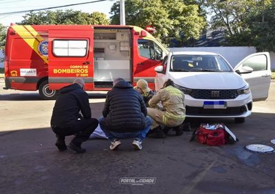 Motorista manobrava no p&aacute;tio e n&atilde;o percebeu a v&iacute;tima agachada; homem de 60 anos teve a perna prensada e foi socorrido com suspeita de fratura