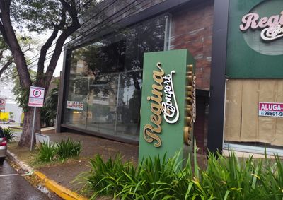 O bazar ser&aacute; realizado no mesmo pr&eacute;dio onde funcionava a antiga loja Regina Cal&ccedil;ados, nos fundos do Col&eacute;gio CEPAT