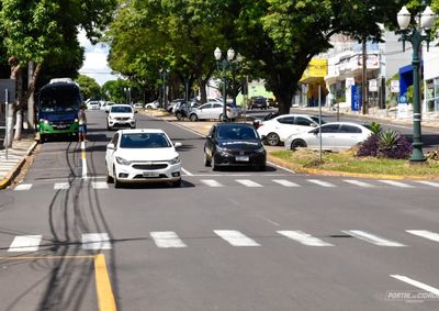 Desrespeito &agrave;s regras do estacionamento rotativo, avan&ccedil;o de sinal vermelho e falta de transfer&ecirc;ncia de ve&iacute;culos lideram as autua&ccedil;&otilde;es na cidade