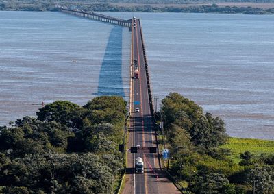Bloqueios na PR-182 for&ccedil;am motoristas a usar balsas ou seguir por Porto Camargo para acessar o Mato Grosso do Sul; confira valores e caminhos alternativos