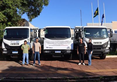 Foram entregues quatro caminh&otilde;es basculantes, uma retroescavadeira, uma p&aacute; carregadeira e um ve&iacute;culo destinado &agrave; Secretaria Municipal de Sa&uacute;de
