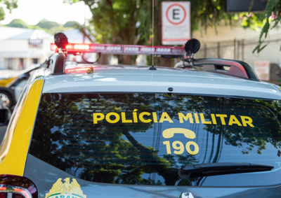 No local, agentes encontraram o jovem com ferimentos bra&ccedil;os e suspeita de fratura no punho. Ele disse que foi agredido a pauladas por dois conhecidos