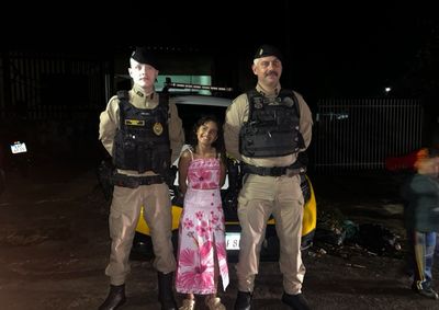 A soldado Froes e o cabo Galete, do 25&ordm; BPM, compartilharam experi&ecirc;ncias com Valentina e seus amigos