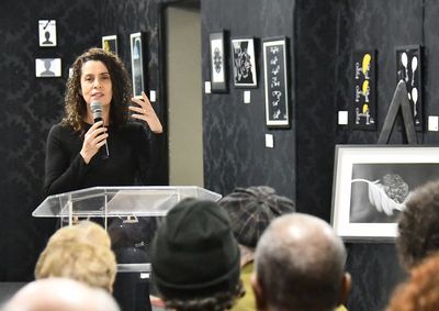Exposi&ccedil;&atilde;o gratuita segue atraindo visitantes com gravuras nascidas da observa&ccedil;&atilde;o e da sensibilidade intuitiva; colet&acirc;nea fica dispon&iacute;vel at&eacute; o dia 13