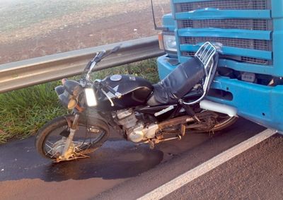 Choque entre ve&iacute;culos que trafegavam no mesmo sentido ocorreu nas proximidades da ponte sobre o Rio Piquiri