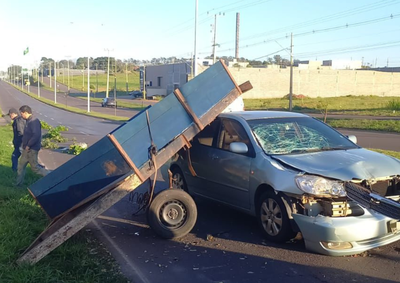 A condutora do Corolla trafegava no mesmo sentido do semi-reboque quando acabou colidindo na traseira do ve&iacute;culo, que apresentava falha mec&acirc;nica