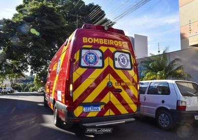 A colis&atilde;o ocorreu no cruzamento da Avenida Maring&aacute; com a Rua Aricanduva, em Umuarama. A v&iacute;tima  sofreu ferimentos e foi atendida por uma equipe do SIATE