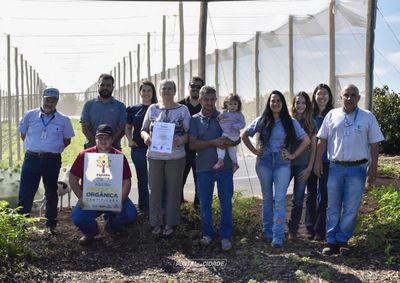 Fam&iacute;lia Ragazzi recebe certifica&ccedil;&atilde;o do Tecpar ap&oacute;s dois anos de transi&ccedil;&atilde;o agroecol&oacute;gica orientada pelo IDR-Paran&aacute;