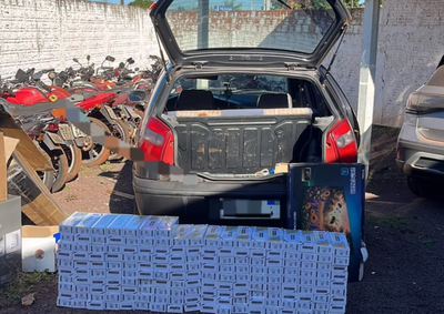 No interior do autom&oacute;vel, foram encontradas caixas contendo 169 ma&ccedil;os de cigarros paraguaios, al&eacute;m de uma televis&atilde;o de 32 polegadas