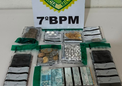 Na resid&ecirc;ncia, os agentes encontraram drogas em diversos c&ocirc;modos, incluindo por&ccedil;&otilde;es de crack, maconha e coca&iacute;na