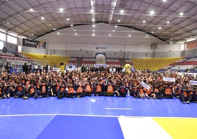Entrega de mochilas, t&ecirc;nis, agasalhos e uniformes ocorreu no Gin&aacute;sio Am&aacute;rio Vieira da Costa, com parceria da prefeitura e emendas impositivas