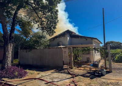 Chamas come&ccedil;aram no fim da manh&atilde; na avenida 19 de Dezembro enquanto pais trabalhavam; fogo foi confinado pelo Corpo de Bombeiros