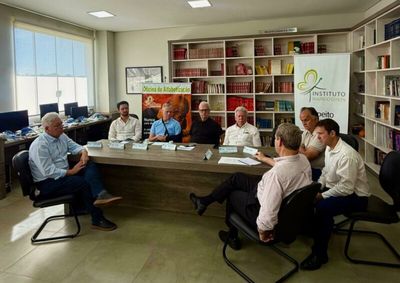 Debate realizado em Paranava&iacute; reuniu lideran&ccedil;as do interior paranaense para discutir projetos de infraestrutura, inova&ccedil;&atilde;o e preven&ccedil;&atilde;o clim&aacute;tica