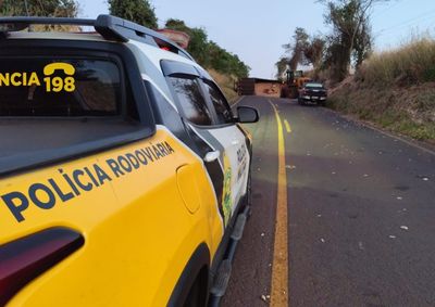Condutor perdeu o controle da dire&ccedil;&atilde;o e o ve&iacute;culo caiu em uma canaleta; parte da carga ficou espalhada pela rodovia