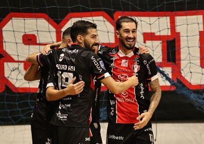 Apesar da derrota por 4 a 0 fora de casa, equipe paranaense assegurou classifica&ccedil;&atilde;o &agrave; fase mata-mata com a combina&ccedil;&atilde;o de resultados da 14&ordf; rodada