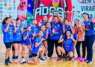 Equipes do projeto Handebol Cidad&atilde;o garantem vice-campeonato feminino, 3&ordm; lugar masculino e classifica&ccedil;&atilde;o para as semifinais do Estado