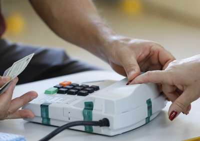 O pedido pode ser feito de forma presencial em um Cart&oacute;rio Eleitoral ou pelo autoatendimento, caso a pessoa tenha a biometria cadastrada