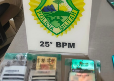 Durante patrulhamento pela &aacute;rea central da cidade, a equipe policial flagrou uma negocia&ccedil;&atilde;o de drogas nas proximidades de um estabelecimento comercial