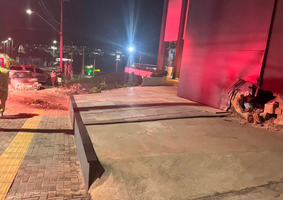 A motorista foi encontrada inconsciente, recebeu os primeiros atendimentos de uma equipe do Corpo de Bombeiros e, na sequ&ecirc;ncia, foi encaminhada ao hospital